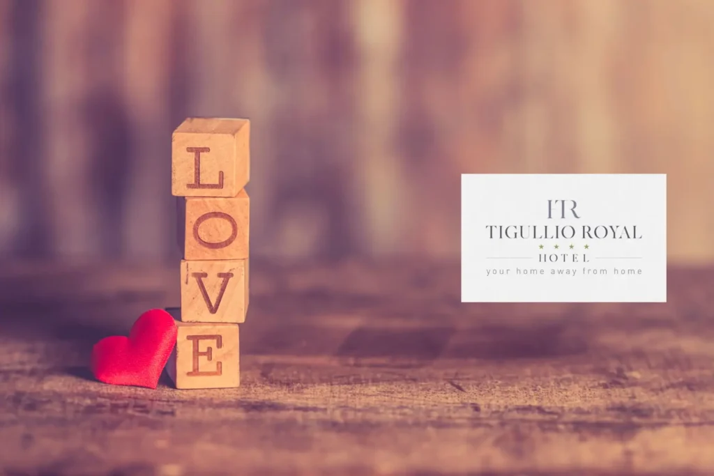 Nell'immagine dei cubi di legno, appoggiati uno sull'altro, con incise delle lettere che compongono la parola LOVE