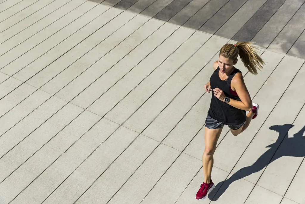 Persona che corre all’aperto, simbolo dei servizi sportivi e delle attività outdoor dell’Hotel Tigullio a Rapallo